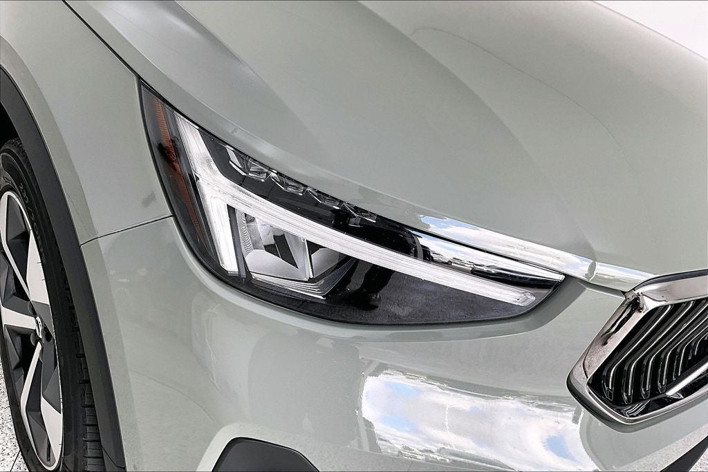 2023 Volvo XC40 B5 Plus Bright Theme