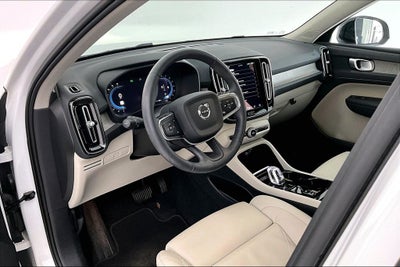 2023 Volvo XC40 B5 Plus Dark Theme