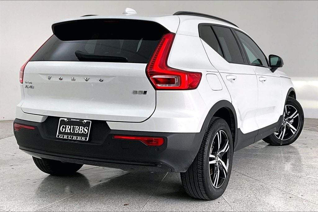 2023 Volvo XC40 B5 Plus Dark Theme