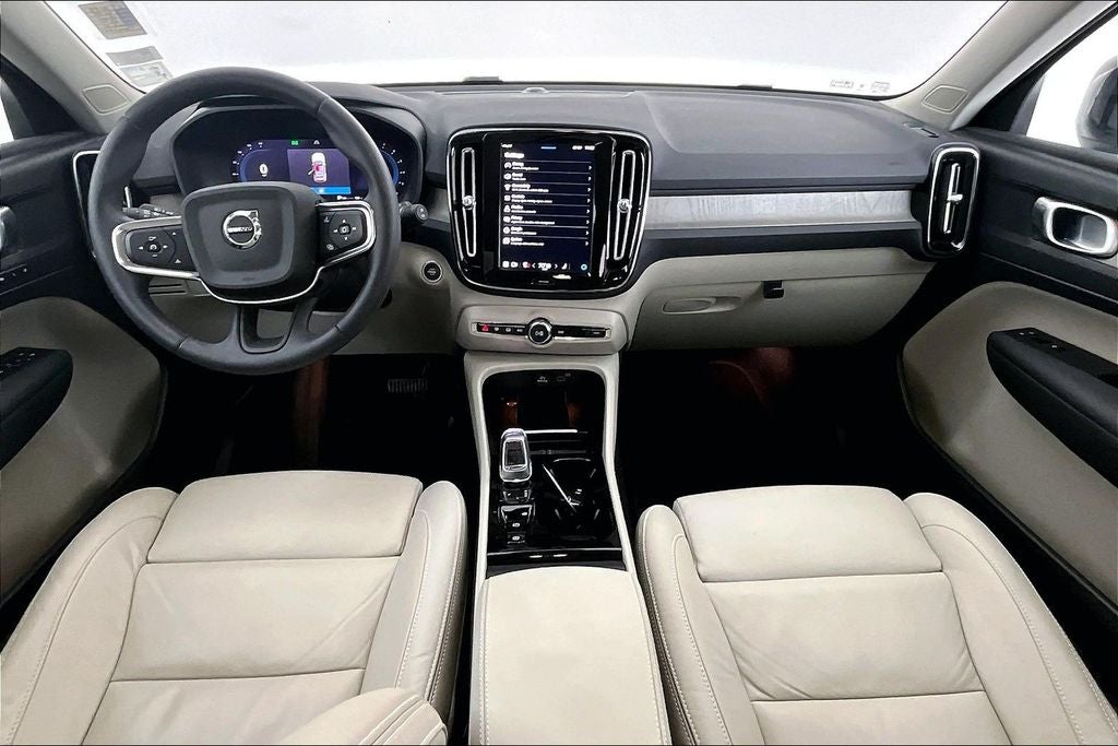 2023 Volvo XC40 B5 Plus Dark Theme