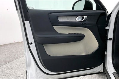 2023 Volvo XC40 B5 Plus Dark Theme