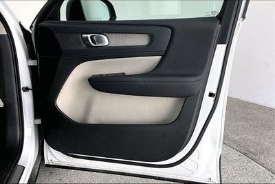 2023 Volvo XC40 B5 Plus Dark Theme