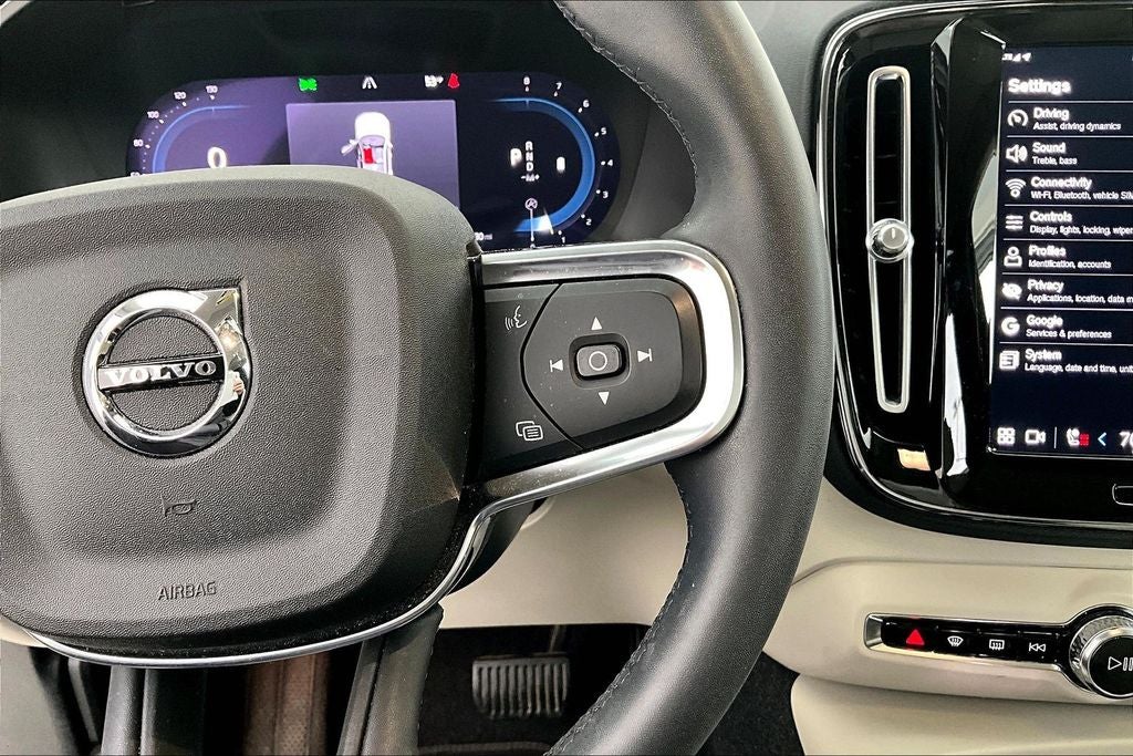 2023 Volvo XC40 B5 Plus Dark Theme