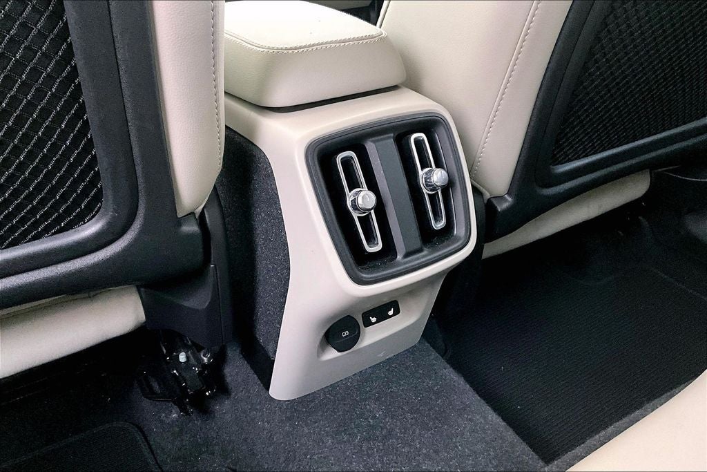 2023 Volvo XC40 B5 Plus Dark Theme