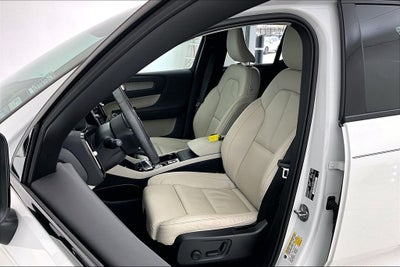 2023 Volvo XC40 B5 Plus Dark Theme