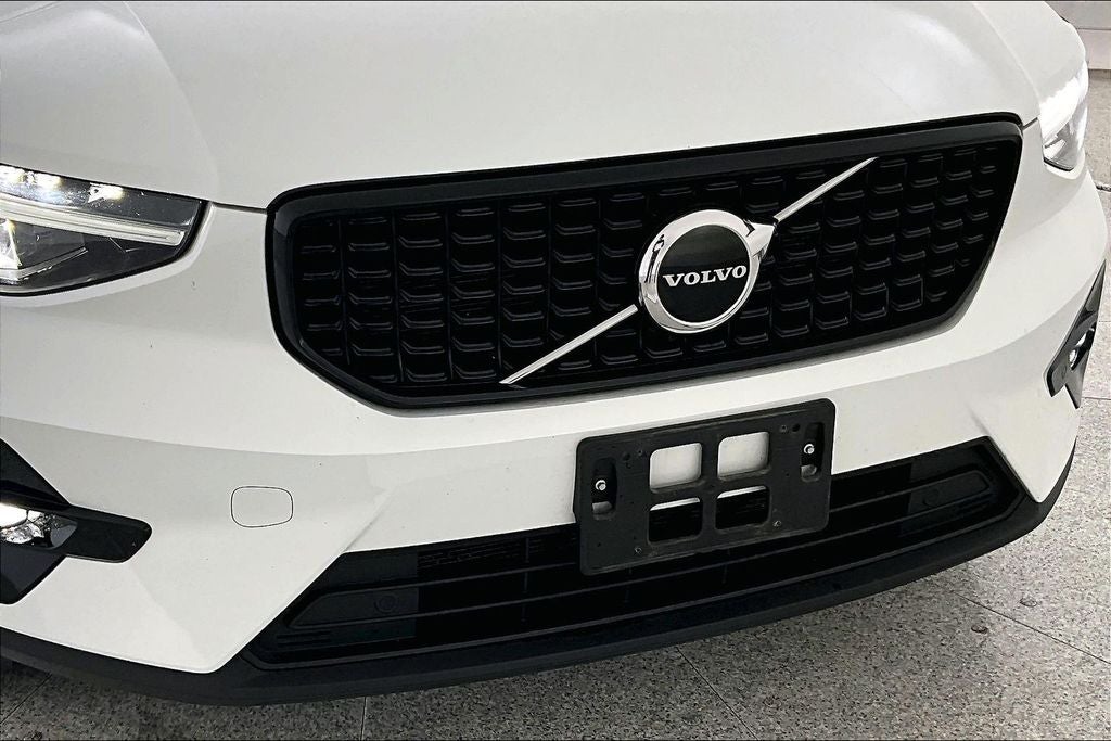 2023 Volvo XC40 B5 Plus Dark Theme