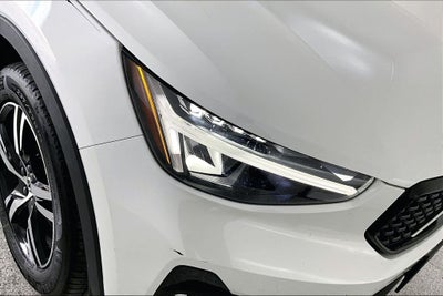 2023 Volvo XC40 B5 Plus Dark Theme