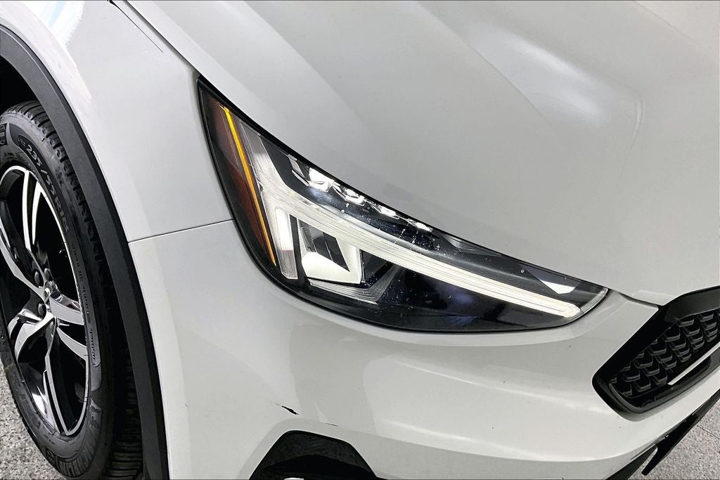 2023 Volvo XC40 B5 Plus Dark Theme