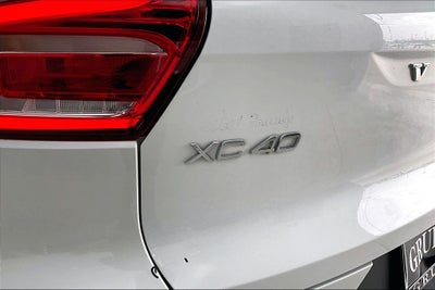 2023 Volvo XC40 B5 Plus Dark Theme