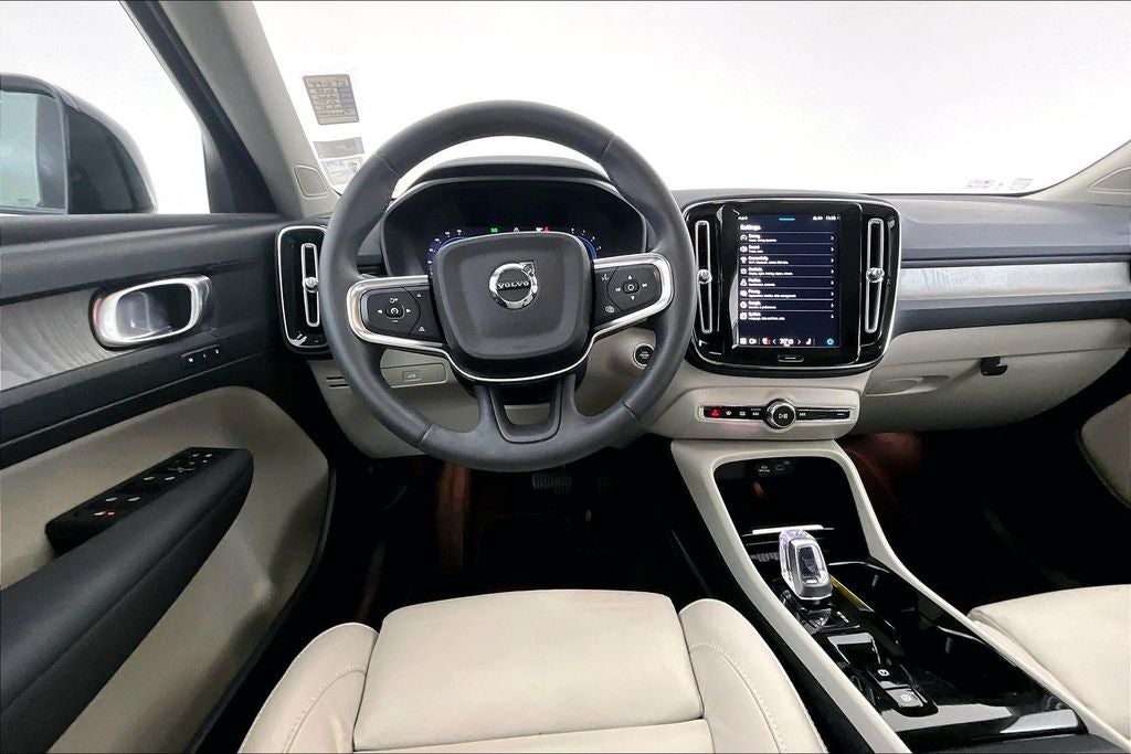 2023 Volvo XC40 B5 Plus Dark Theme