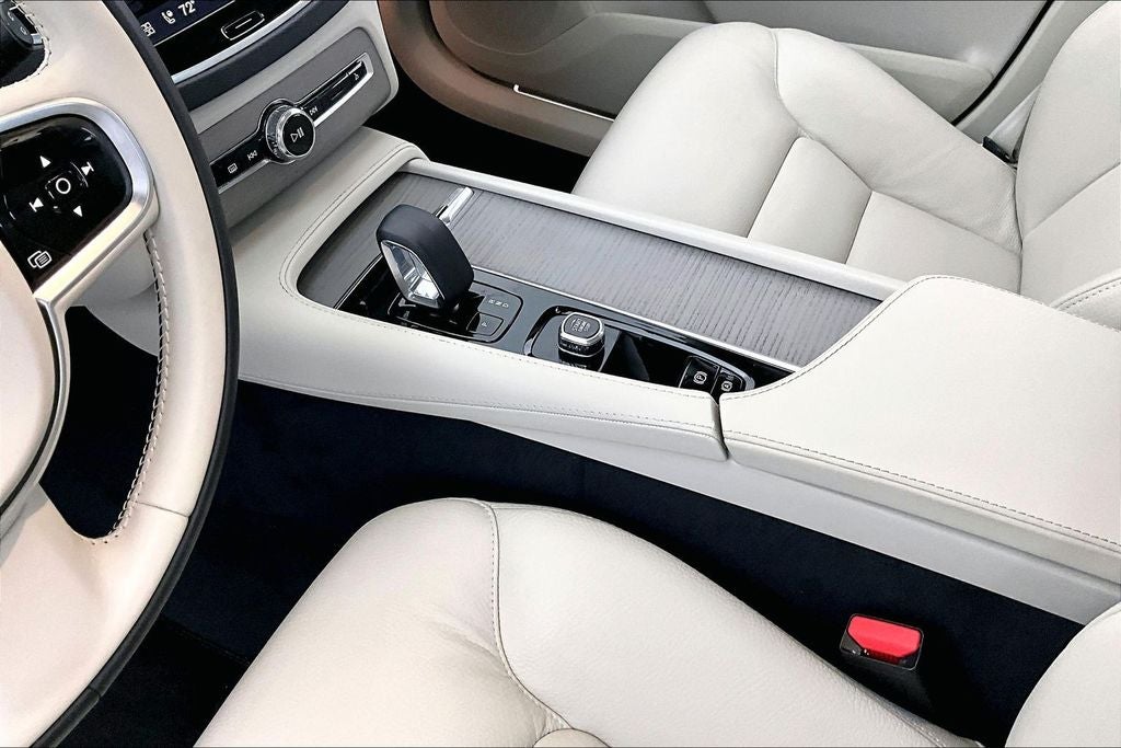 2025 Volvo XC90 B5 Plus