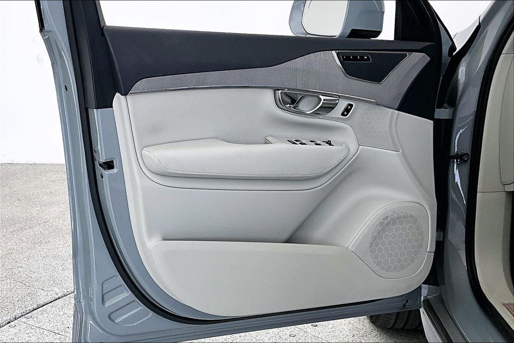 2025 Volvo XC90 B5 Plus