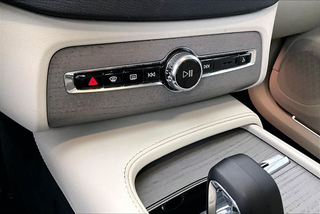 2025 Volvo XC90 B5 Plus