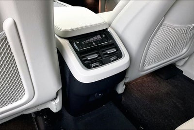 2025 Volvo XC90 B5 Plus