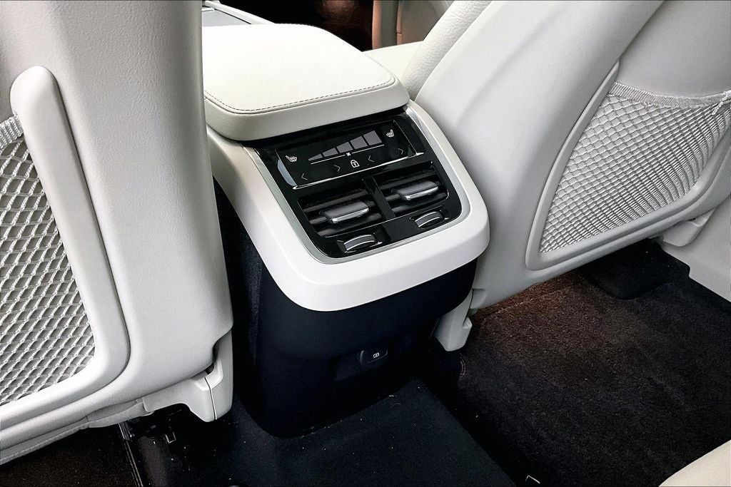 2025 Volvo XC90 B5 Plus