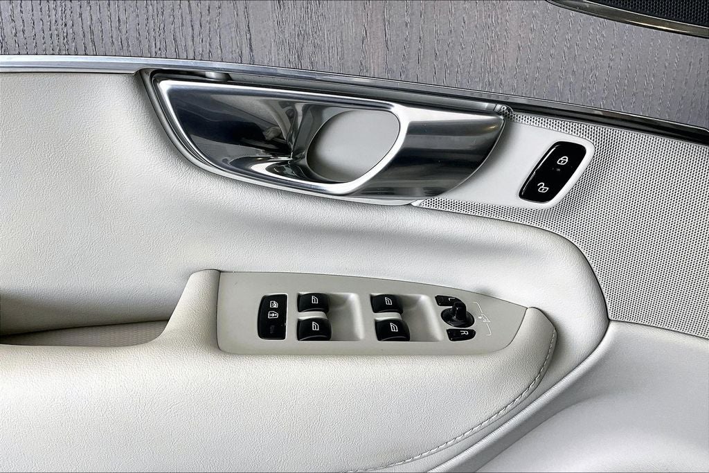 2025 Volvo XC90 B5 Plus