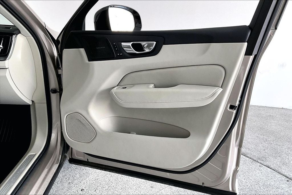 2025 Volvo XC60 B5 Ultra