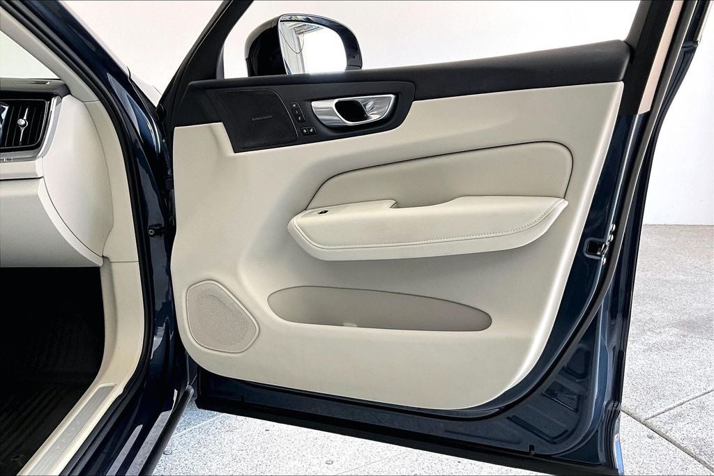 2025 Volvo XC60 B5 Ultra